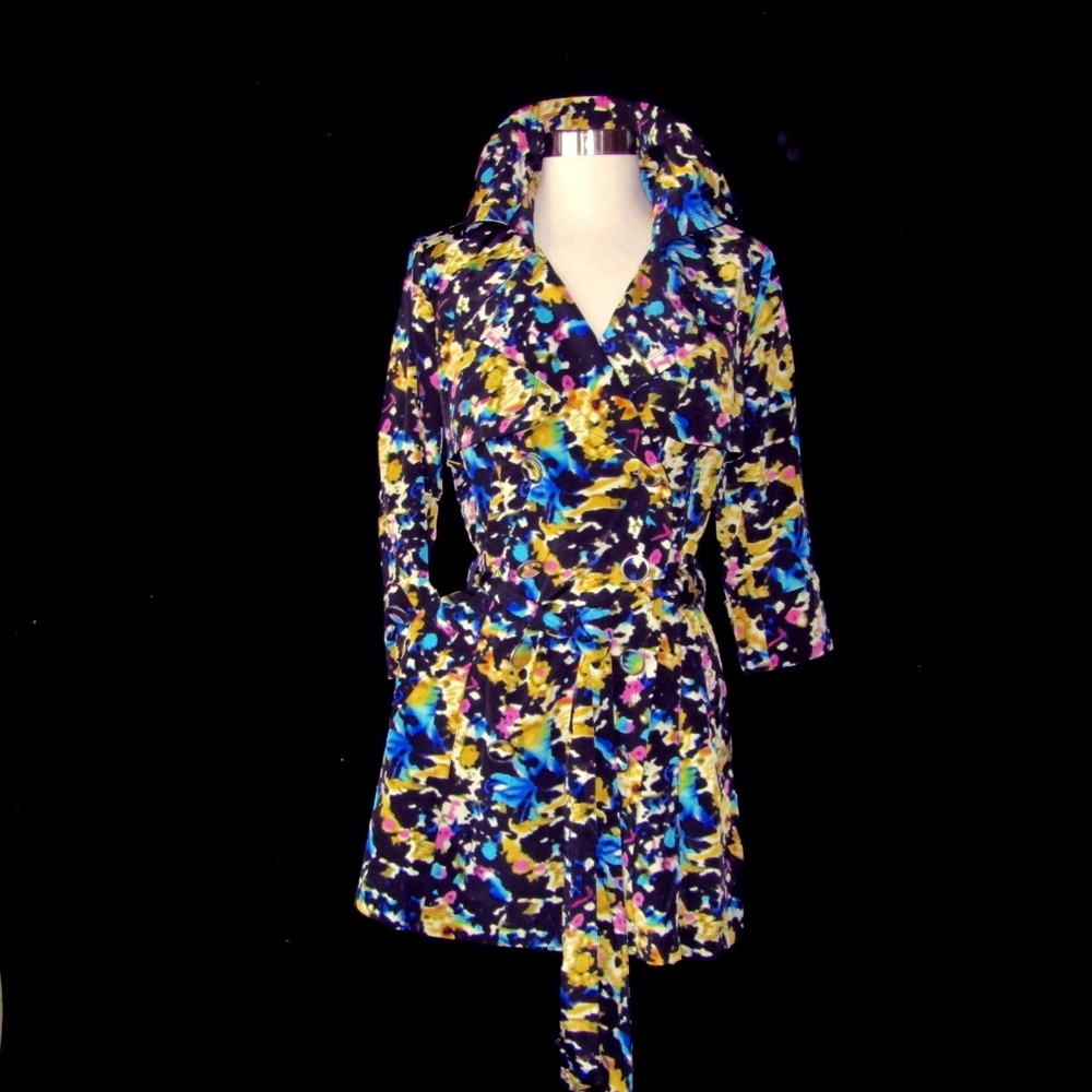 VERTIGO PARIS  LADIES  TRADITIONAL DESIGNED TRENCH